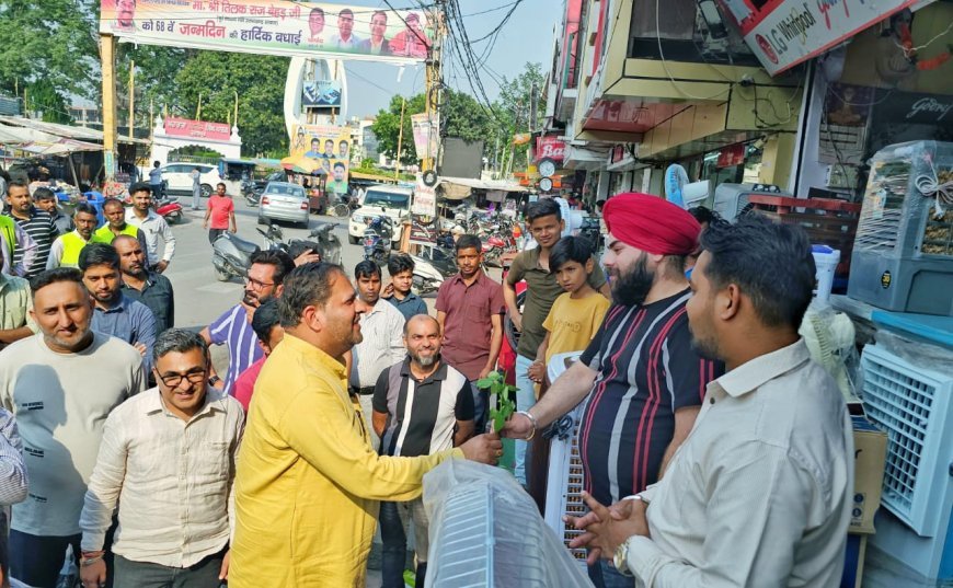 मेयर ने अतिक्रमणकारियों को गुलाब का फूल देकर दिखाई गांधीगिरी