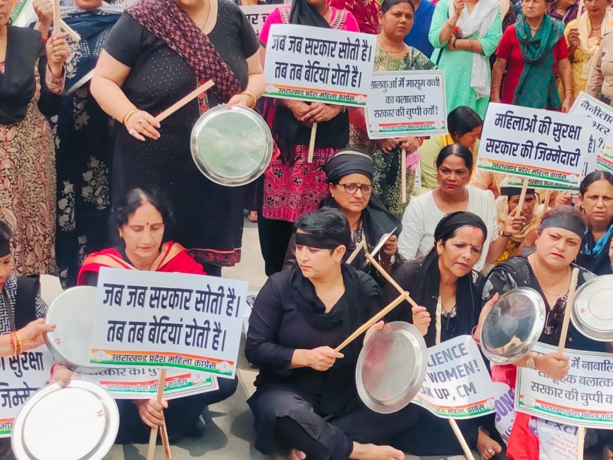 धूम में नंगे पॉव आखों में गुस्सा और महिलाओं की नैनीताल काण्ड के खिलाफ नारों कीे गूंज से देहरादून गूॅज उठा।
