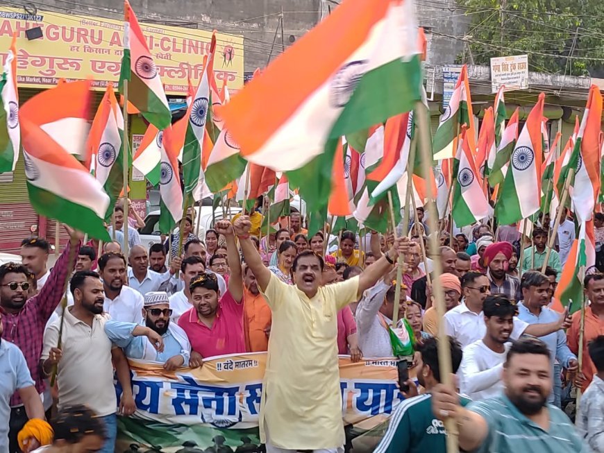 रुद्रपुर, सेना के सम्मान में पूर्व विधायक राजकुमार ठुकराल के नेतृत्व में तिरंगा यात्रा निकली