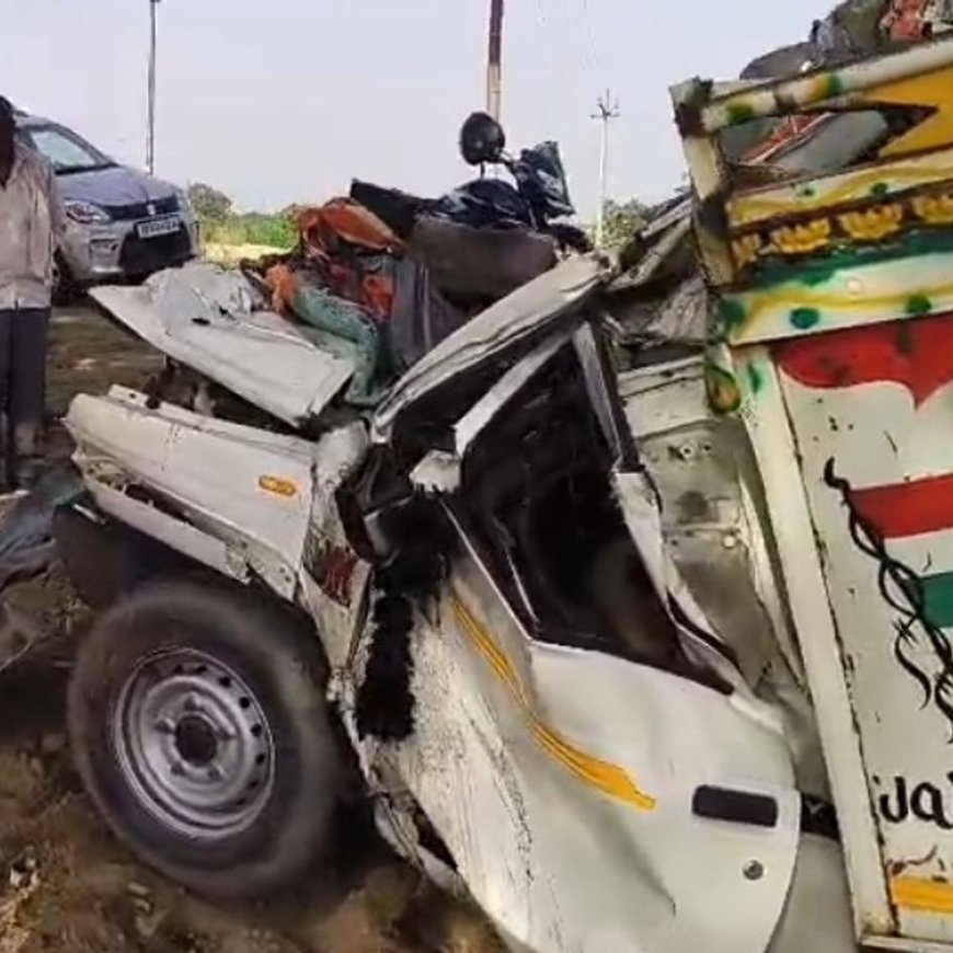 हरदोई में पिकअप पेड़ से टकराई:कासगंज के चालक की मौत, झपकी आने से हादसा, सड़क पर फैला केमिकल