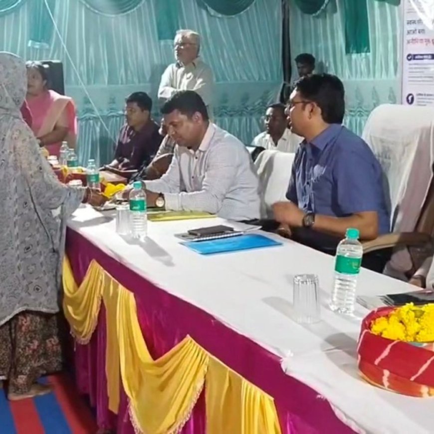 डूंगरपुर के सिदडी खेरवाड़ा में रात्रि चौपाल:कलेक्टर ने सुनी ग्रामीणों की समस्याएं, 18 पेंशन आवेदनों में से 3 का किया समाधान