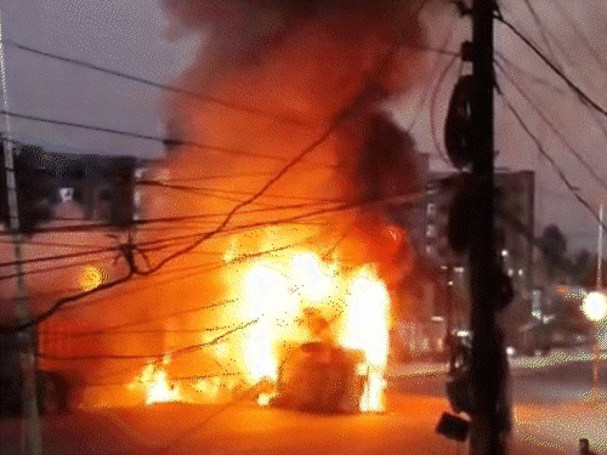 बस के इमरजेंसी-मेन गेट पर एक्स्ट्रा सीट:लखनऊ में खिड़की तोड़कर कूदे यात्री, मां-बाप के सामने जिंदा जले थे बच्चे; FIR दर्ज