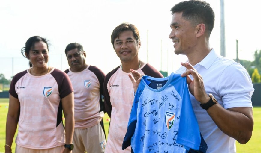 सुनील छेत्री ने भारतीय महिला फुटबॉल टीम से की मुलाकात, खिलाड़ियों को दिए अहम टिप्स- Video