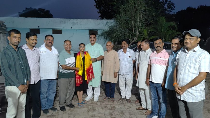 होनहार श्रुति को ठुकराल ने किया सम्मानित*