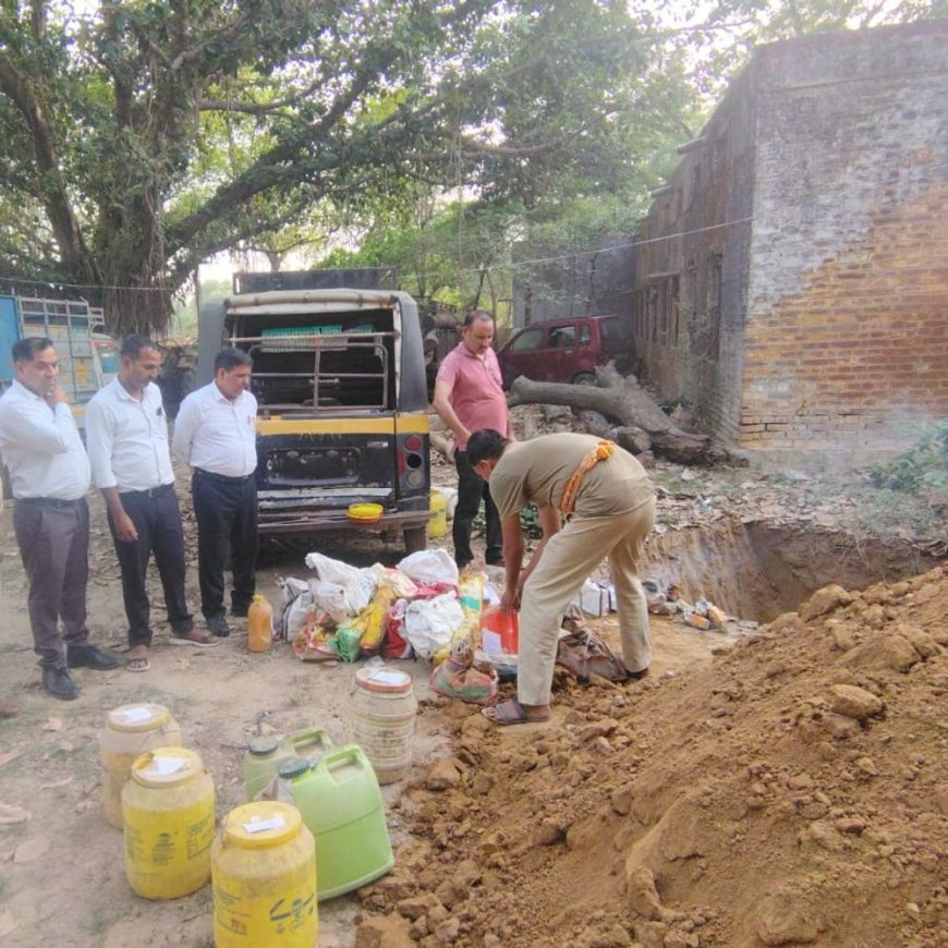 मथुरा में न्यायालय के आदेश पर शराब का हुआ विनष्टीकरण:44 मामलों में जब्त 522 लीटर शराब को जमीन में गड्ढा खोदकर जलाया
