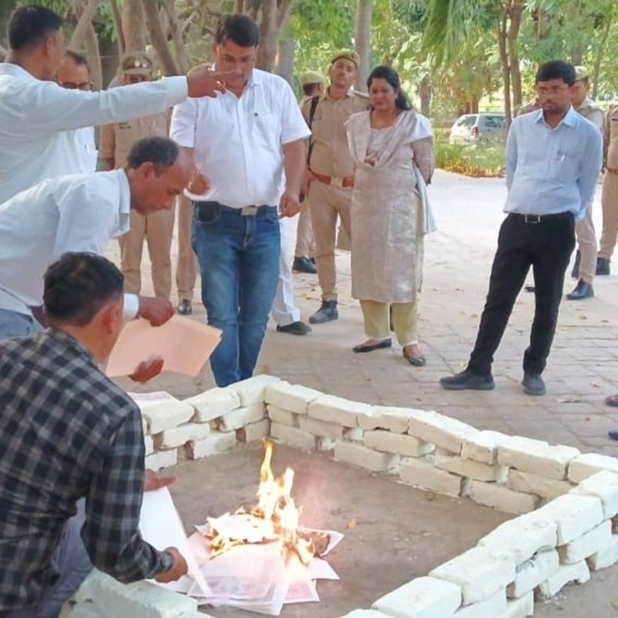 कौशाम्बी में स्टाम्प विनष्टीकरण:7.45 करोड़ कीमत के 10 से 25 हजार रुपए के पुराने स्टाम्प जलाकर किए गए नष्ट