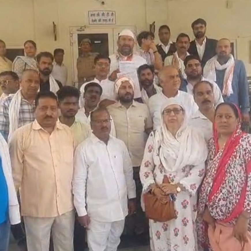 झांसी में एयरपोर्ट के लिए प्रदर्शन तेज:कांग्रेसी बोले-यहां भी बनाएं हवाई अड्डा, मेयर, सांसद और विधायक रहे नाकाम