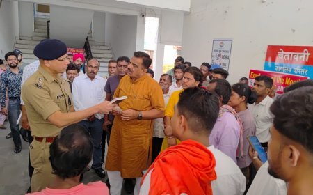 विवाहिता के हत्यारों की गिरफ्रतारी नहीं होने से नाराज लोगों ने पूर्व विधायक के नेतृत्व में दर्जनों लोग एसएसपी कार्यालय पहुंचे