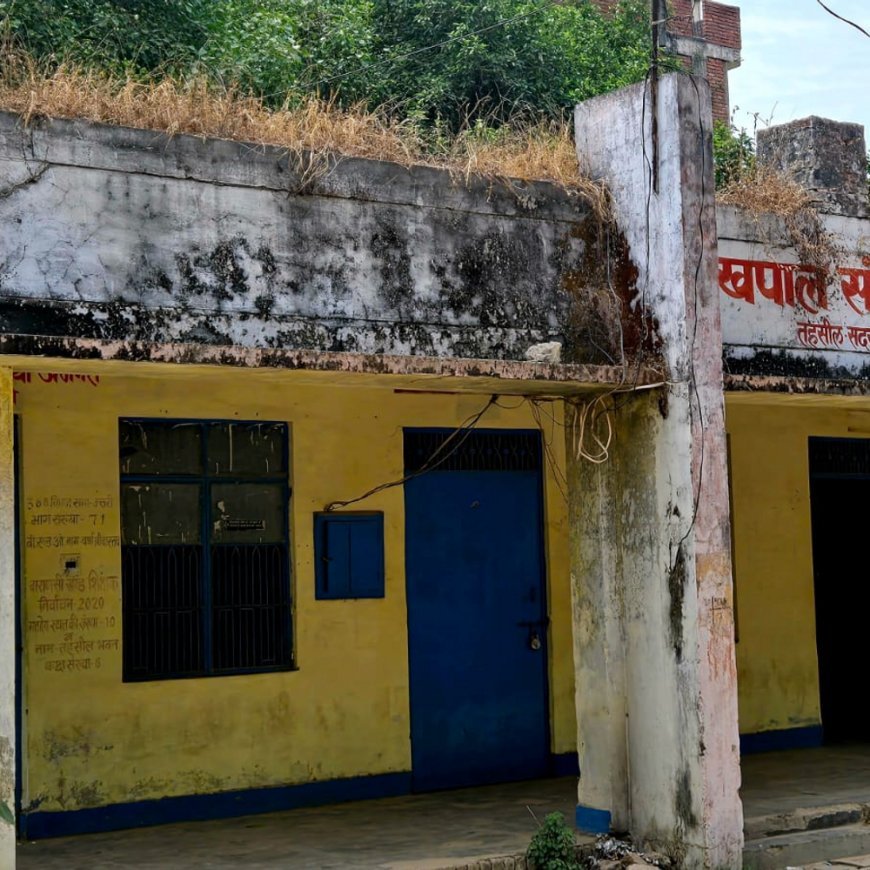 जान हथेली पर लेकर काम करते हैं वाराणसी-सदर में लेखपाल:जर्जर हो चुके भवनों से गिरती रहती है छप्पर, कैसे पूरा होगा सरकार फरमान-अरमान