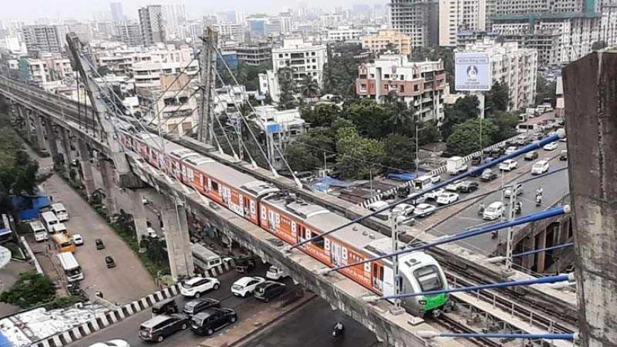 मुंबई लोकल ट्रेन में बड़ा हादसा, 5 लोगों की मौत, 10 से 12 यात्री ट्रेन से गिरे