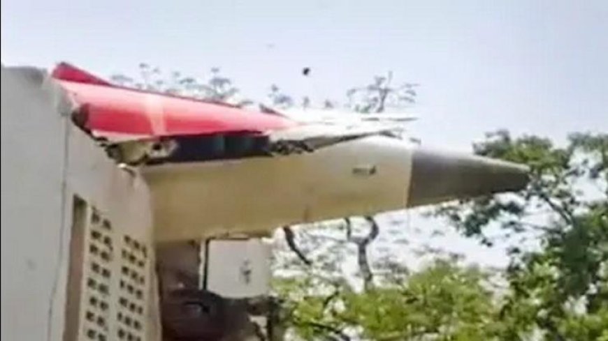 Ahmedabad Plane Crash : मेडिकल कॉलेज परिसर में भी करीब 25 लोगों के मौत की आशंका, विमान में सवार सिर्फ 1 यात्री जिंदा बचा