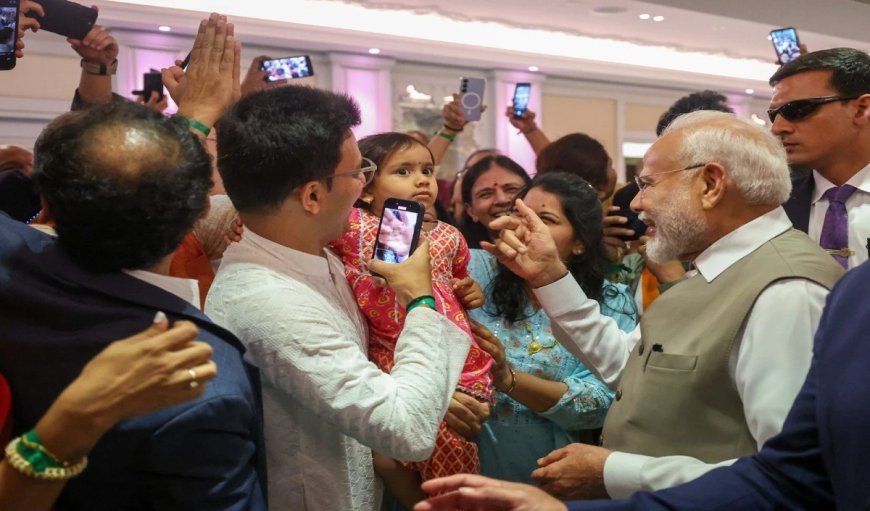 PM मोदी ने साइप्रस में भारतीय लोगों से की बातचीत, किसी ने ली सेल्फी तो किसी ने छुए पैर