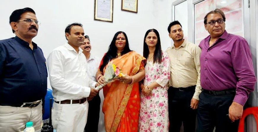 उत्तरांचल डेंटल क्लीनिक का डॉ रेनूशरण द्वारा फीता काटकर किया गया शुभारंभ