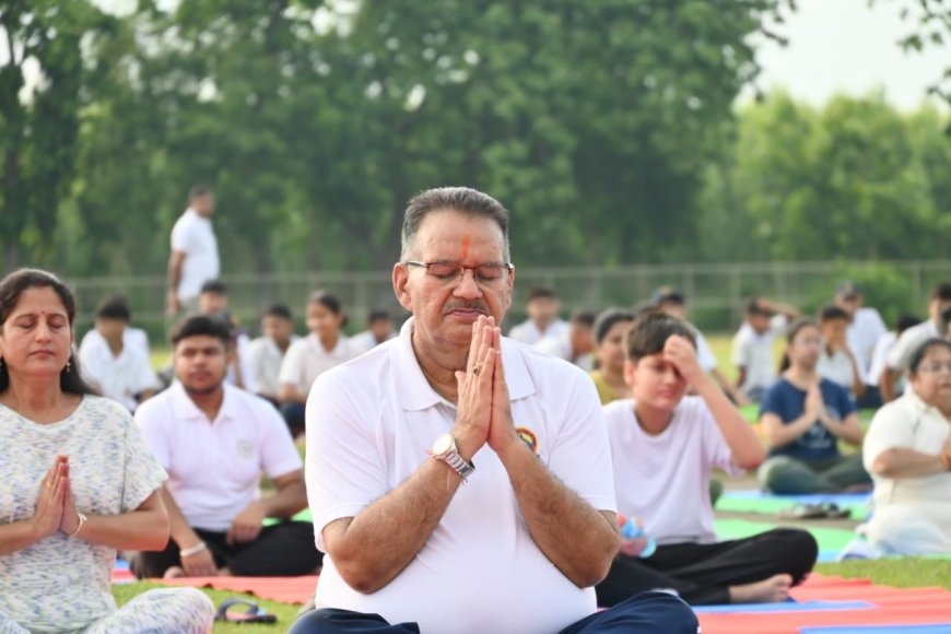 करें योग, रहें निरोग।”