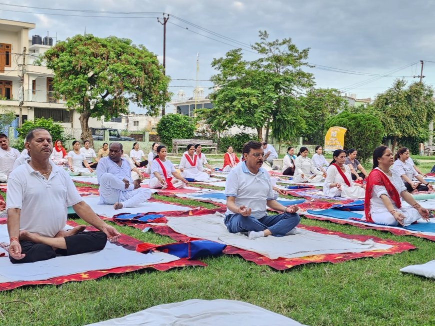 किच्छा में अंतर्राष्ट्रीय योग दिवस पर हुआ भव्य आयोजन, पूर्व विधायक राजेश शुक्ला ने कहा - "योग जीवन जीने की भारतीय कला है, यह विश्व को शांति और संतुलन का संदेश देता है"