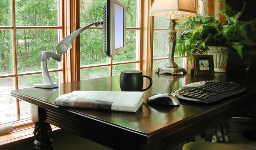 Vastu Tips: ऑफिस डेस्क पर फूल रखते समय भूलकर भी न करें ये गलतियां, वरना नौकरी में आ सकती हैं बाधाएं