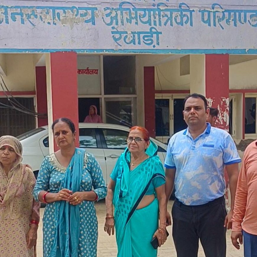 रेवाड़ी में हैमर से उखाड़ी सड़क:मकानों में आई दरारें, जनस्वास्थ्य विभाग से नहीं ली परमिशन; JE बोले- जांच के बाद होगी कार्रवाई