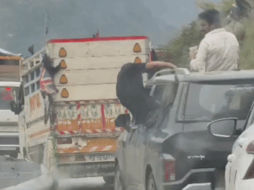 मंडी में चलती कार से बाहर निकलकर शराब पी, VIDEO:साथी ने खिड़की से बाहर झांककर जलाई सिगरेट, दिल्ली नंबर की गाड़ी