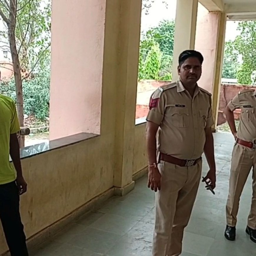 कंटेनर डिवाइडर से टकराने से ड्राइवर की मौत:हादसे में हेल्पर घायल, दिल्ली से जा रहे थे मुंबई