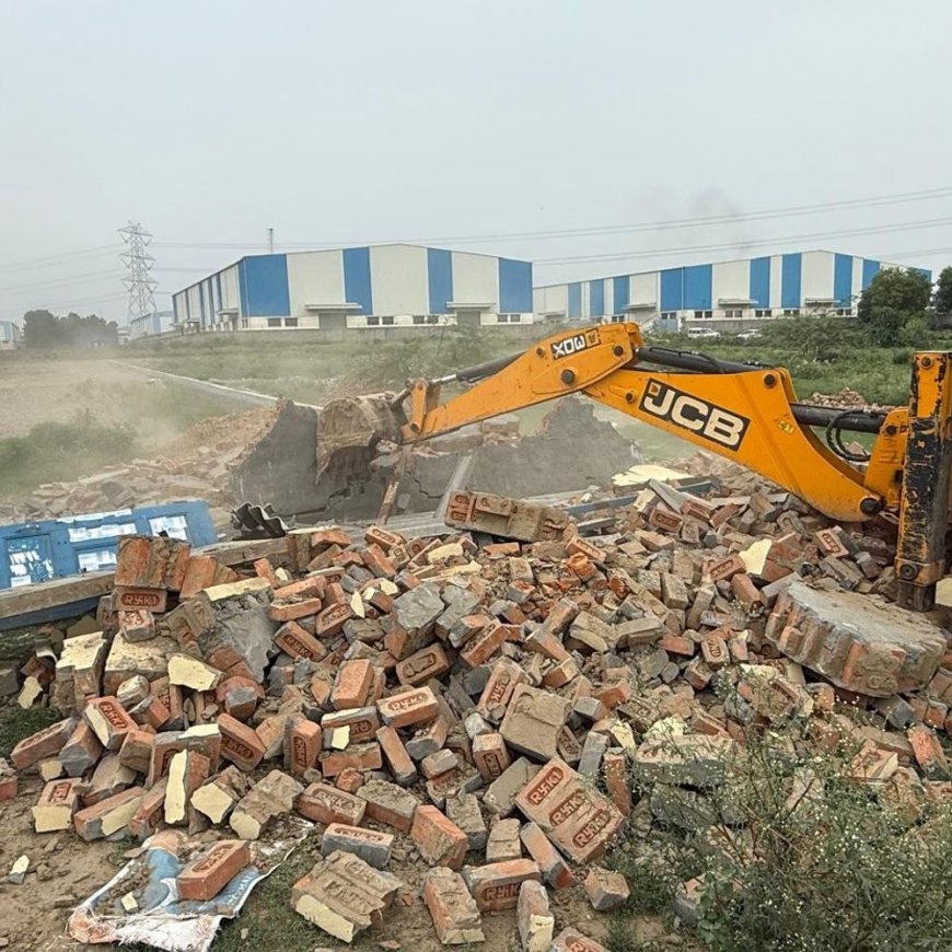 सोनीपत में अवैध कॉलोनी पर प्रशासन की कार्रवाई:4.5 एकड़ जमीन पर बने 8 अवैध निर्माण ढहाए; लोगों को किया आगाह