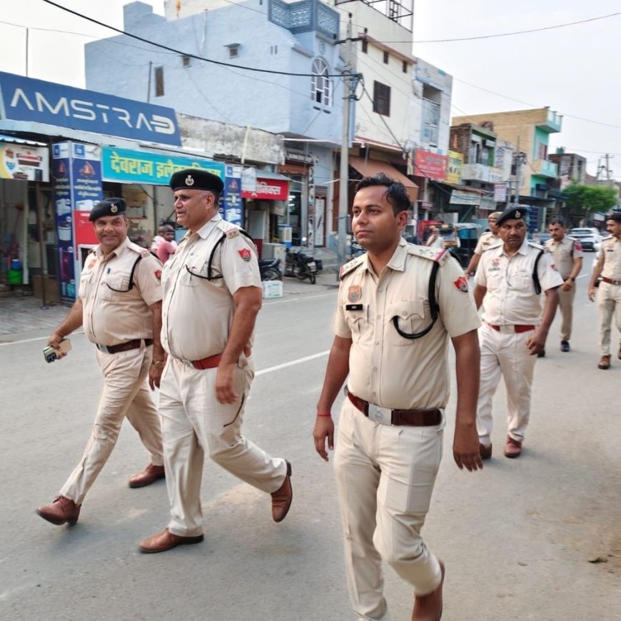 हिसार पुलिस ने कोथ में की पैदल गश्त:बस स्टैंड और धार्मिक स्थलों का निरीक्षण, लोगों से मिलकर जानी समस्याएं