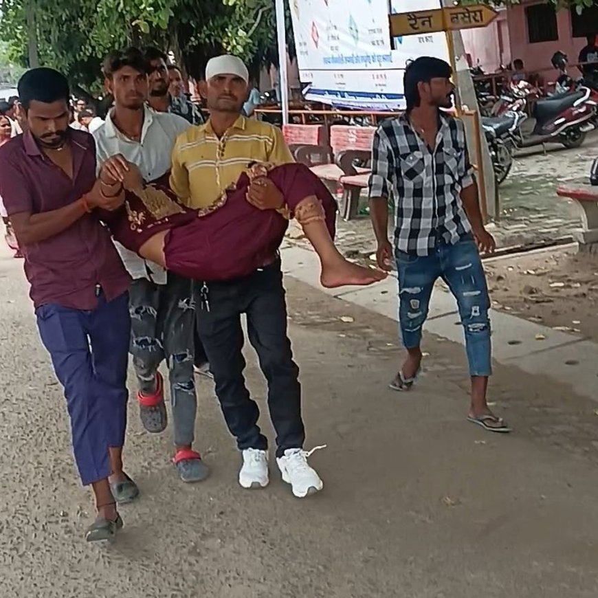 बस्ती जिला अस्पताल में स्ट्रेचर का अभाव:सांप के काटे मरीज को परिजन गोद में उठाकर वार्ड तक ले गए, कर्मचारी बने रहे मूकदर्शक