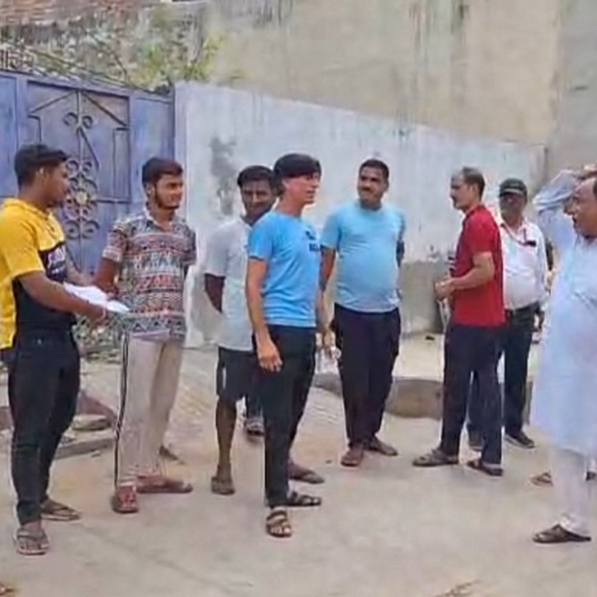 स्कूल के पास मोबाइल टावर का विरोध:पीपल का पेड़ काटा, स्थानीय लोगों ने कलेक्ट्रेट पर किया प्रदर्शन