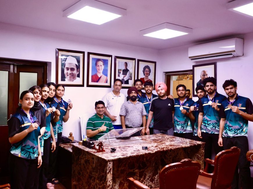 भारतीय युवा कांग्रेस के राष्ट्रीय अध्यक्ष श्री उदय भानु चिब ने आज जम्मू कश्मीर डेफ स्पोर्ट्स एसोसिएशन की टीम से मुलाकात की युवा कांग्रेस के मुख्यालय में।