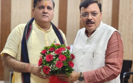 महेंद्र भट्ट जी को पुनः प्रदेश अध्यक्ष बनने पर पूर्व विधायक राजेश शुक्ला ने दी बधाई।