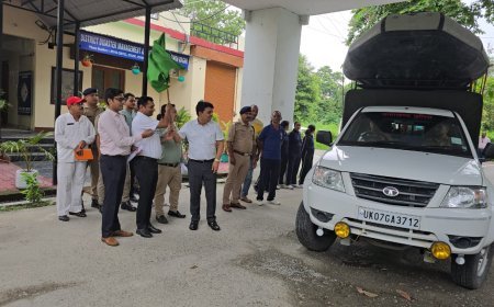 जिलाधिकारी ने मानसून के दृष्टिगत बाढ़ आपदा से निपटने व राहत-बचाव हेतु उपकरण किये वितरित*