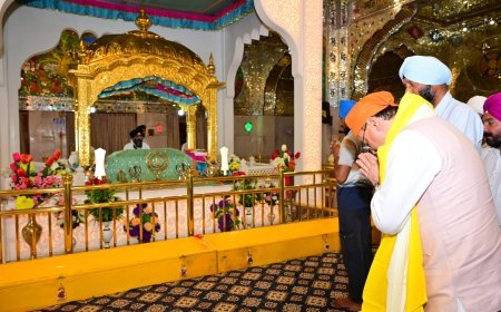 मुख्यमंत्री पुष्कर सिंह धामी ने नानकमत्ता साहिब गुरुद्वारे में टेका मत्था, बच्चों से की आत्मीय भेंट धार्मिक आस्था और सामाजिक सौहार्द का दिया संदेश*