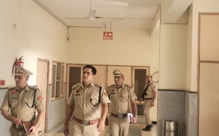 हांसी एसपी का नारनौंद डीएसपी ऑफिस में दौरा:हाजरी समेत दस्तावेजों की गहनता से जांच, प्रगति रिपोर्ट की समीक्षा की