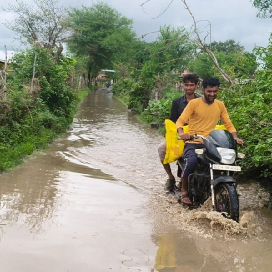 राजस्थान-एमपी बॉर्डर पर सड़क निर्माण की समस्या:कच्चे रास्तों से गुजरना ग्रामीणों की मजबूरी, रास्तों में हो रहा जलभराव