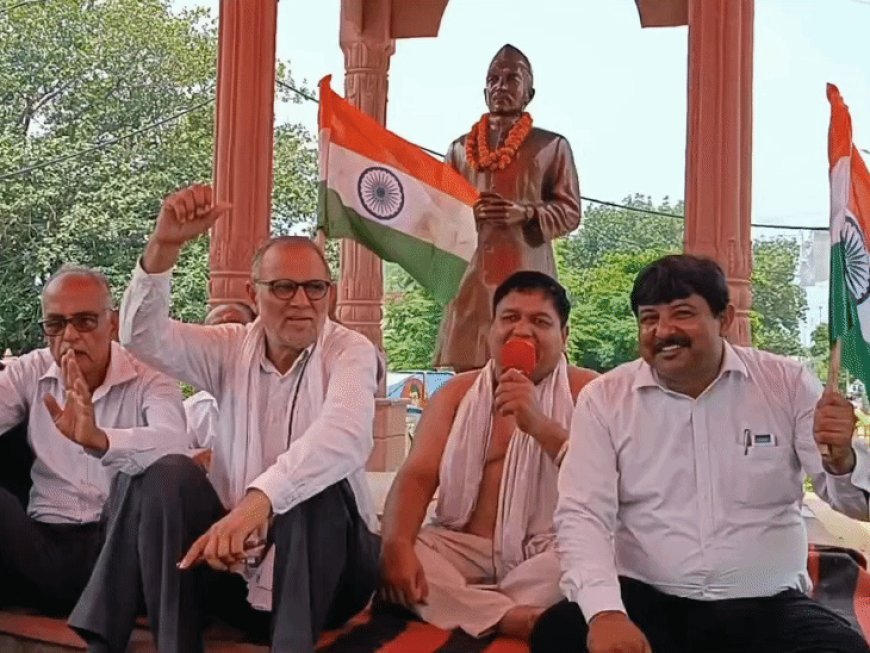 भिवानी में अर्धनग्न प्रदर्शन:पंडित नेकीराम शर्मा चौक का जीर्णोद्धार करने की मांग, रोडजाम की चेतावनी, भाजपाइयों के मांगे इस्तीफा