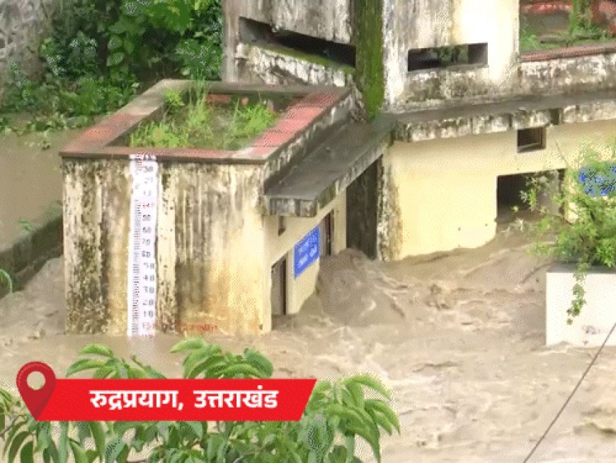गुजरात के बनासकांठा में भारी बारिश, घरों में पानी घुसा:वाराणसी में हाईवे का 20 फीट हिस्सा धंसा, मंडी में लैंडस्लाइड, कई लोग बेघर; 9 PHOTOS