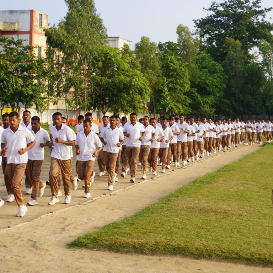 बलिया पुलिस लाइन में परेड:एसपी ने जेटीसी आरक्षियों को दिए टिप्स, दंगा नियंत्रण उपकरणों का निरीक्षण किया