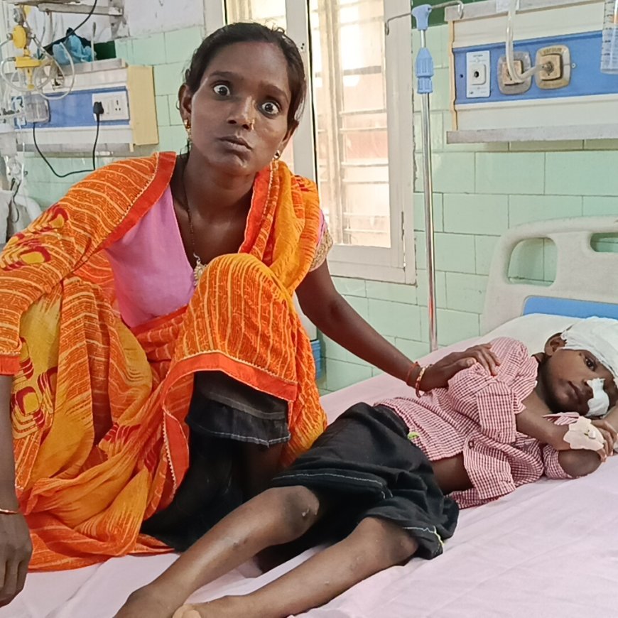 स्कूल का जर्जर गेट गिरा, छात्र गंभीर रूप से घायल:सिर फटा, आए 5 टांके; हालत नाजुक, बरेली रेफर, गेट के नीचे दबा 8 साल का बच्चा