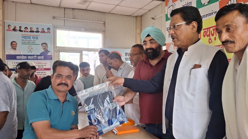 कांग्रेस श्रम प्रकोष्ठ के संयोजकत्व में  श्रमिकों का सम्मान