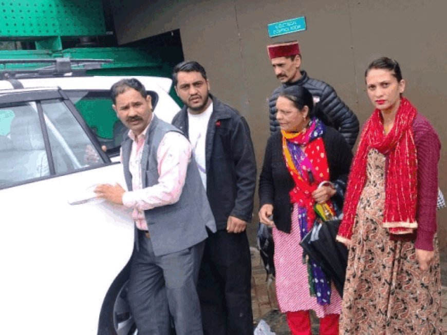 मंडी में फंसे 63 टूरिस्टों को निकाला:पंजाब, हरियाणा, दिल्ली और तमिलनाडु के लोग, पुलिस बल सहित घर भेजा