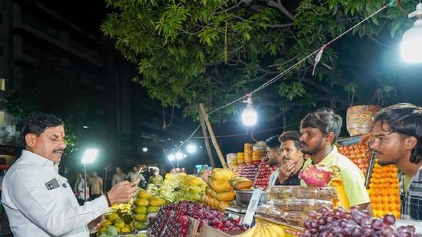 अचानक ठेले वाले के पास पहुंचे CM मोहन यादव, खरीदे फल, किया डिजिटल पेमेंट