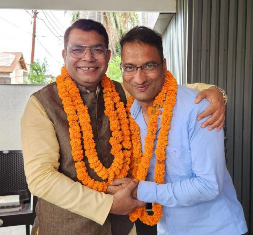 छतरपुर से निर्विरोध प्रधान बनने हरीश भट्ट ने विधायक शिव अरोरा के आवास पहुंचकर जताया आभार! विधायक अरोरा बोले हरीश भट्ट का निर्विरोध प्रधान बनना लोकतंत्र के लिये सुखद पहल*