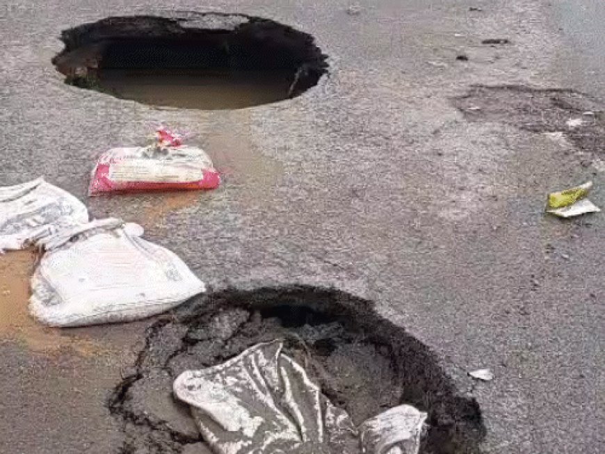 जयपुर में बीच सड़क पर हुआ 12 फीट गहरा गड्ढा:तीन अलग-अलग जगह से धंसी रोड, मेट्रो लाइन के पास हुआ नुकसान