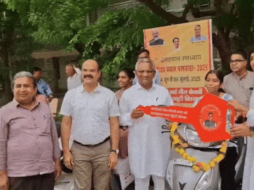 बाड़मेर में 11 बेटियों को मिली स्कूटी, खिलें चेहरें:विधायक बोले-बेटी परिवार, समाज और राष्ट्र का भविष्य संवारती है, स्टूडेंट बोली-खुशी का पल