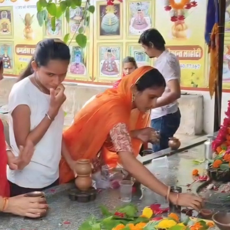 श्रावक के पहले सोमवार को मंदिरों रही भक्तों की भीड़:बरसात के बाद भी भक्त पहुंचे मंदिर, भोलेनाथ के दर्शन कर मांगी खुशहाली