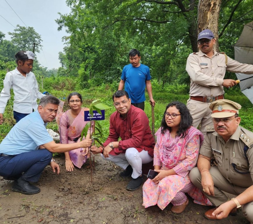 विधायक शिव अरोरा ने उत्तराखंड के लोकपर्व हरेला के अवसर पर टांडा रेंज में वन विभाग की टीम के साथ किया वृक्षारोपण*