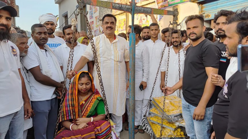 जाफरपुर और लम्बाखेड़ा में सुषमा हाल्दार को ग्रामीणों ने लउ्डुओं से तोलकर किया सम्मानित*