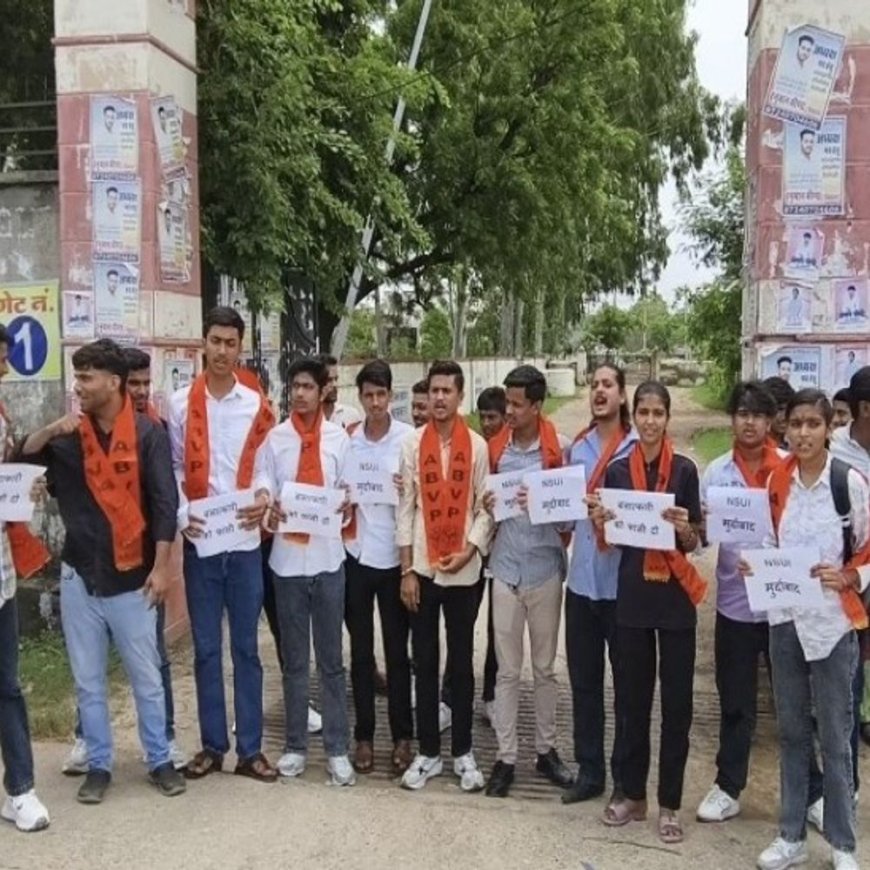 कॉलेज के गेट पर एबीवीपी कार्यकर्ताओं का प्रदर्शन:ओड़िसा में NSUI नेता पर इंजीनियरिंग छात्रा से दरिंदगी के विरोध में उतरे सड़कों पर