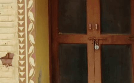 हिसार में फूटा ग्रामीणों का गुस्सा:प्राथमिक स्वास्थ्य केंद्र की जर्जर हालत पर जड़ा ताला, बोले- 1985 से चल रहा, दीवारों में दरारें आई