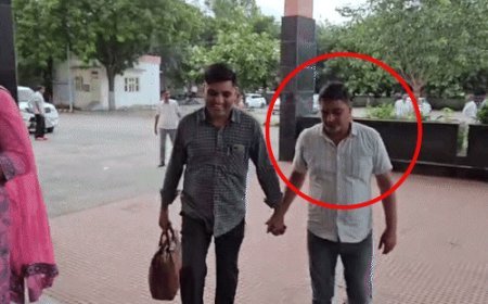 सोनीपत में स्कूल क्लर्क ₹30 लाख रिश्वत लेते गिरफ्तार:दिल्ली पुलिस का इंस्पेक्टर भी पकड़ा; केस रफा-दफा करने के लिए ₹1 करोड़ मांगे थे