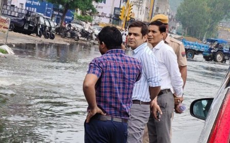 वर्षा प्रभावित इलाकों का दौरा:जिला प्रशासन के अधिकारियों ने जर्जर भवनों और जलभराव का लिया जायजा, लोगों से की बातचीत